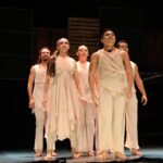 La niña en el altar